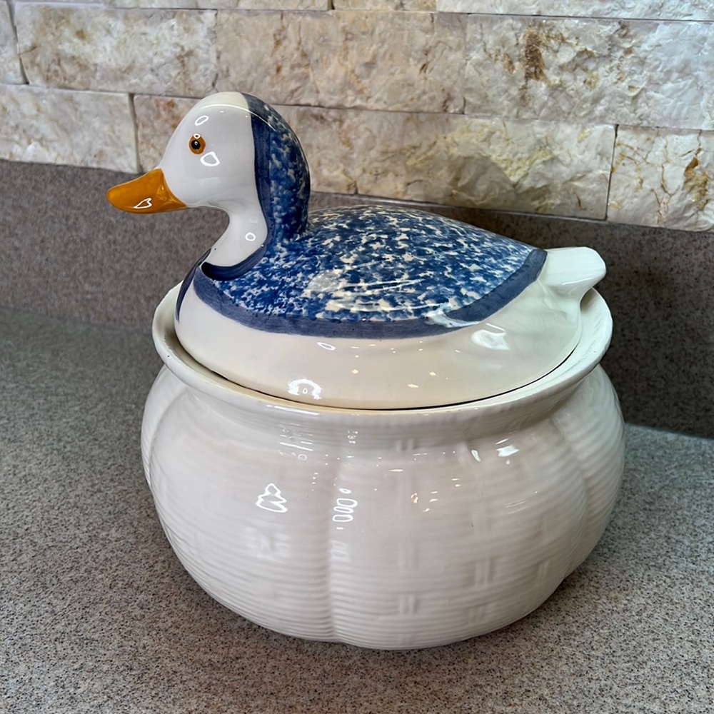 Blue Stipple Country Duck Lid on 3 Quart Round Casserole Bowl basket weave VNTG